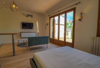 Studio Meubl      Bagneux has Balcony rooms