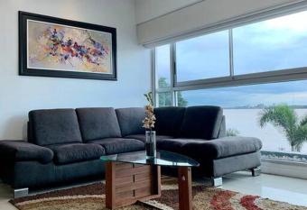 Hermoso departamento Deluxe, Puerto Santa Ana. has rooms with a private hot tub