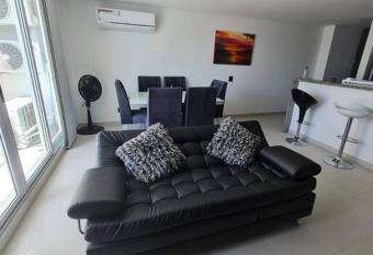 Espectacular Apartamento en Santa Marta (Rodadero) has rooms with a private hot tub