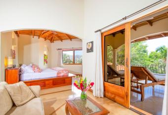 Los Altos de Eros - Adults Only has rooms with a private hot tub