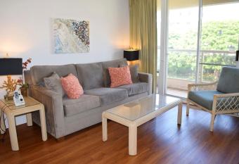 Spacious Condo Across the Street from Maui s Best Beaches MBG304 has rooms with a private hot tub