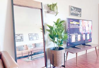 Water view 2BR in an Upscale Neighborhood with Barking allows 18 year olds to book a room