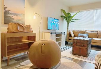 Entire 1 BR in an Upscale Area with Parking allows 18 year olds to book a room