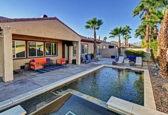 Desert Escape has rooms with a private hot tub