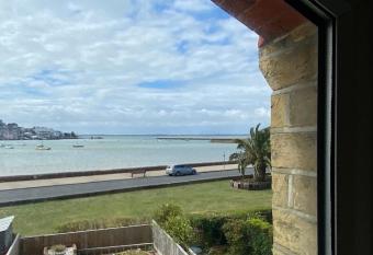 Cozy coastguard cottage with sea views has Balcony rooms