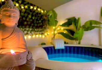 superbe appartement avec Jacuzzi climat Centralis   has Balcony rooms