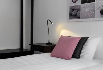 Casa 2 Irm  os allows 18 year olds to book a room