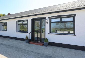 Briglane Cottage has rooms with a private hot tub