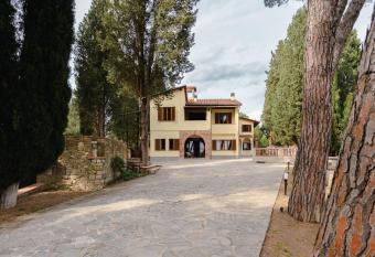 Riccimballa Luxury House allows 18 year olds to book a room