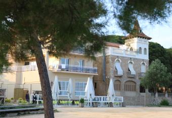 Hostal La Fosca allows 18 year olds to book a room
