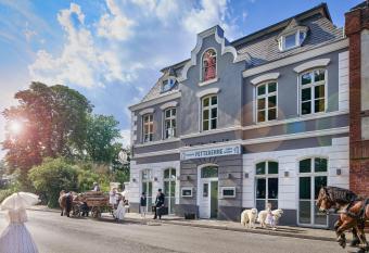 Stuckhotel Fettehenne allows 18 year olds to book a room