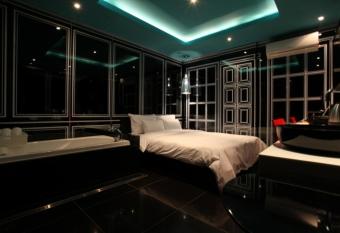 Hotel Pop2 Jongno has rooms with a private hot tub