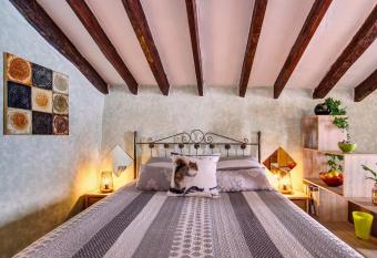 The Nook (El Recoveco) allows 18 year olds to book a room