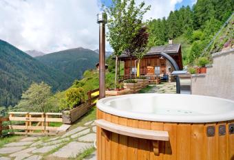 Chalet Berghof Laret Arnica has Balcony rooms