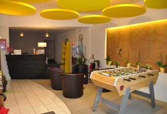 HOTEL DE FRANCE allows 18 year olds to book a room