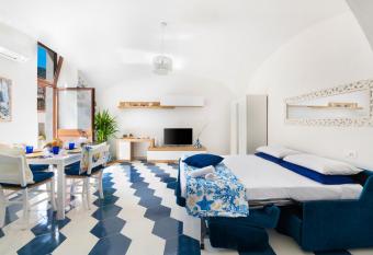 Appartamento luminoso e romantico ANyMA allows 18 year olds to book a room