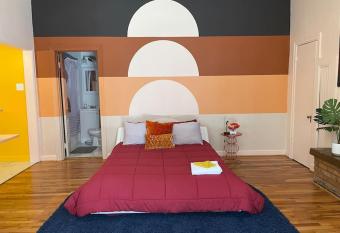 Retro Chic 70s studio in the Heart of the City allows 18 year olds to book a room