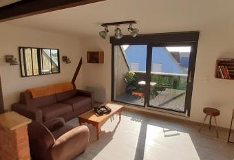 Le grenier de V  ro has Balcony rooms