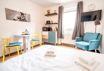 Chilly Studio - Super Central allows 18 year olds to book a room