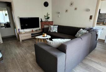 400m de la mer, calme, lumineux, parking privatif, 3 chambres max 6 personnes has Balcony rooms