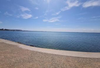 S  te pieds dans l   tang de Thau has Balcony rooms