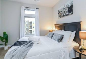 Walk to Everything Plush 2Bed suite GMU INOVA has Balcony rooms