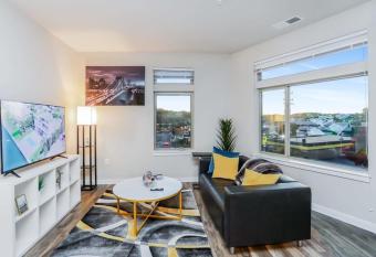 Panoramic street views Central Fairfax has Balcony rooms