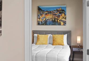 Home of Splendor huge balcony GMU allows 18 year olds to book a room