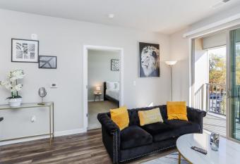 Stylish 1 Bd Central Fairfax GMU Free Parking has Balcony rooms