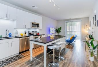 Stunning & Spacious 1Bd GMU Free Parking Wifi has Balcony rooms