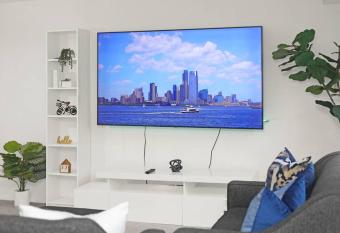 Delightful Townhouse Free Parking 85inch TV WI-FI allows 18 year olds to book a room