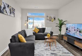 Serene & Modern Free Parking GMU Fast Wi-fi allows 18 year olds to book a room