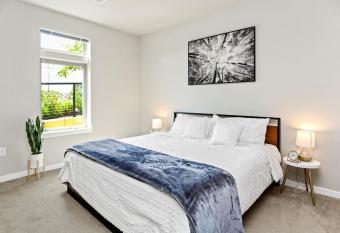 Prime Location 2BRM Home Fairfax Free Parking allows 18 year olds to book a room