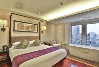 SSAW Boutique Hotel ShanghaiHongkou has rooms with a private hot tub