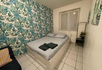 123 CHIC & COSY F1 23m2 HYPERCENTRE JARDIN WIFI SMART TV NETFLIX has Balcony rooms