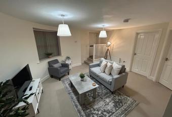 Cozy spacious 2 bedroom Apartment with FREE PARKING allows 18 year olds to book a room