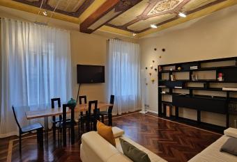 Centro Storico-Corso Canalgrande-Modena Casa-del-Teatro allows 18 year olds to book a room