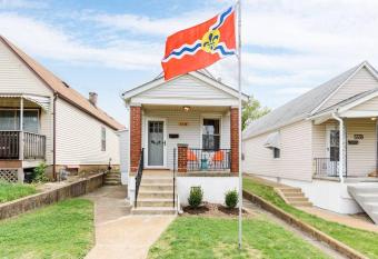 Cozy Family Cottage - Historic Top of The Hill has Balcony rooms