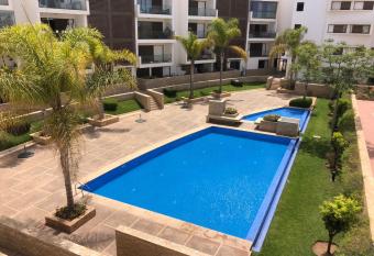 Appartement haut standing Iken Parck A1 has rooms with a private hot tub