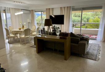 Luxury apartment 801,Cap Martin allows 18 year olds to book a room