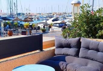 Cap Sud: terrasse; clim; centre port du Cap d Agde allows 18 year olds to book a room