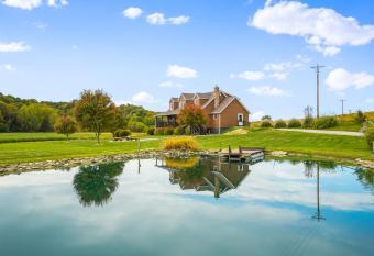 18 Person Retreat Swimming Pond Hot Tub and More has rooms with a private hot tub