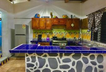 LA BELLA LOLA HOUSE - CASA EN MANZANILLO CENTRO has Balcony rooms