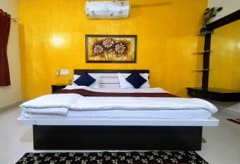 Charan Villa - Mount Aabu has Balcony rooms