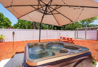 Sleeps 6 Hot Tub Newly Remodeled Fenced Yard has rooms with a private hot tub