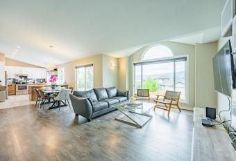 Cozy 5BD House in North Mission Crawford allows 18 year olds to book a room