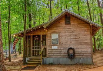 The Happy Pine Cone cabin has Balcony rooms