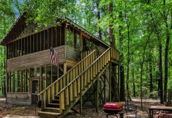 The Tree House Cabin has Balcony rooms