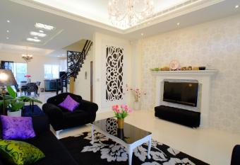 Bai Yun Ge Homestay has Balcony rooms