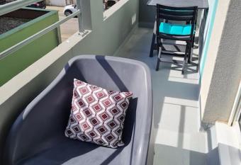 Trimaran Studio 10 m  tres de la plage avec balcon/terrasse has Balcony rooms